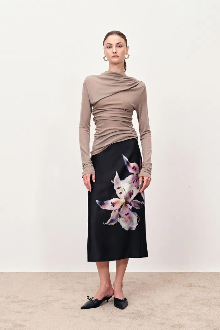 10267-miltonia-hand-painted-straight-skirt-in-silk-wool-satin-1.webp