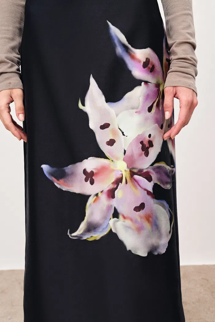 10267-miltonia-hand-painted-straight-skirt-in-silk-wool-satin-1.webp