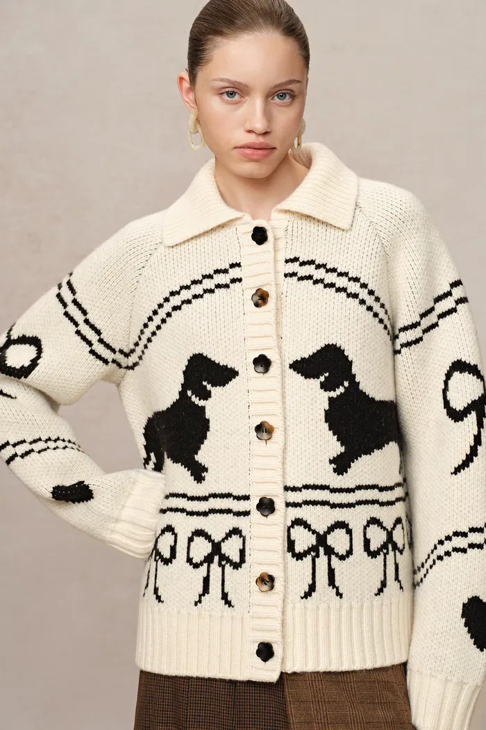 10435-perla-dachshunds-jacquard-cardigan-in-chucky-merino-wool-knit-1.webp