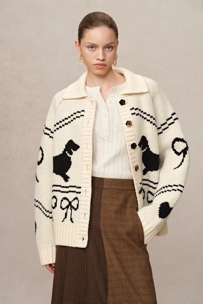 10435-perla-dachshunds-jacquard-cardigan-in-chucky-merino-wool-knit-1.webp