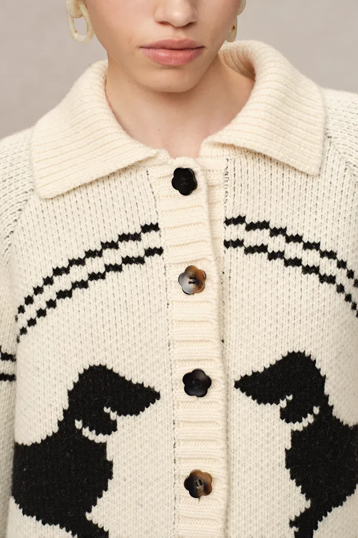 10435-perla-dachshunds-jacquard-cardigan-in-chucky-merino-wool-knit-1.webp