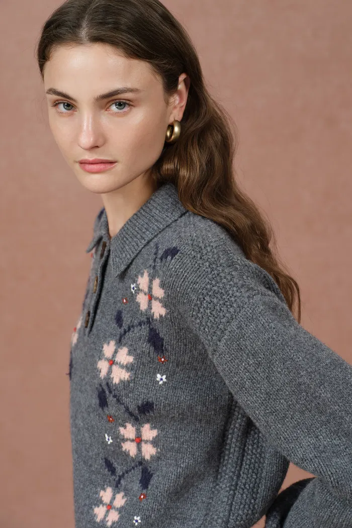 1050-fika-floral-knit-polo-shirt-in-merino-wool-knit-1.webp