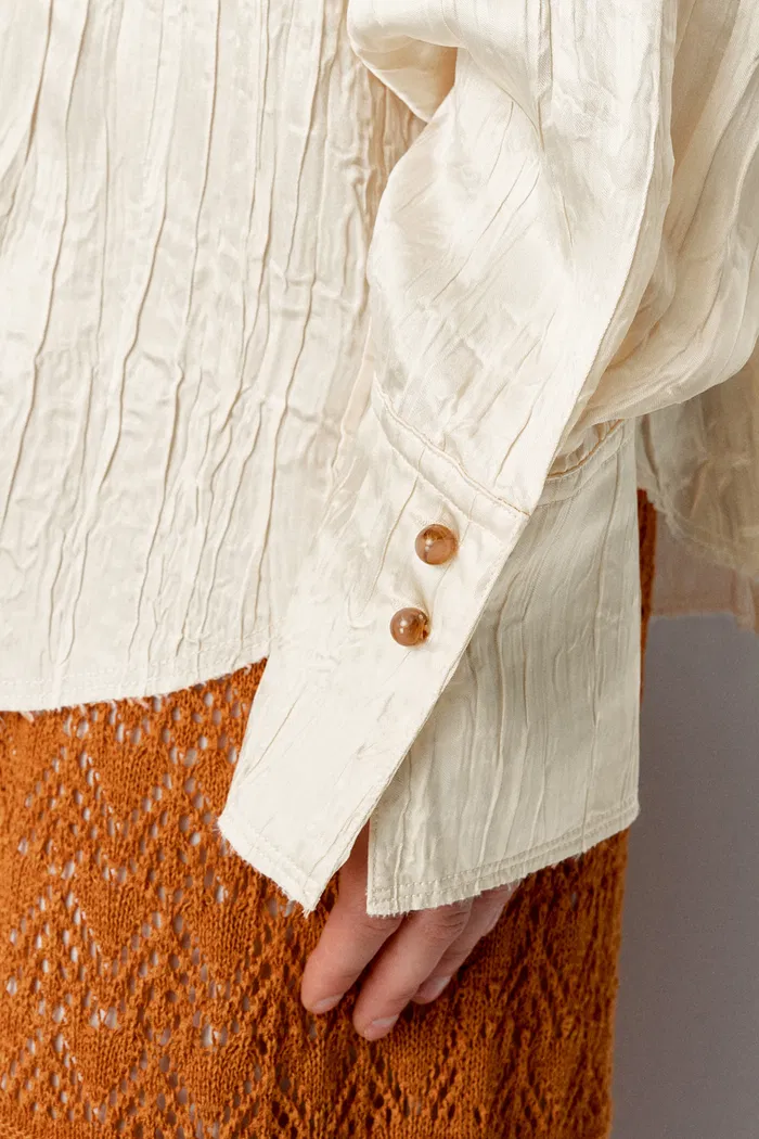 10689-chiara-crinkled-shirt-and-pant-matching-set-in-pleated-satin-1.webp