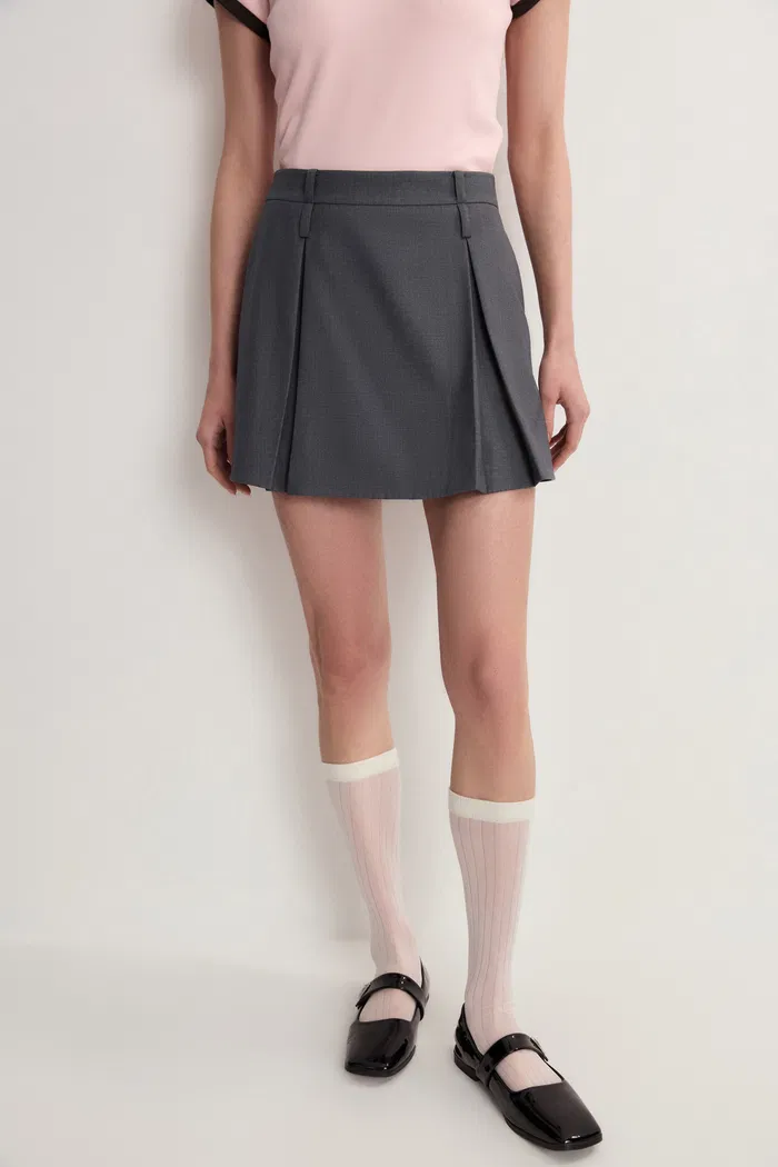 Emily Wren Pleated Mid Rise Skort in Fine Twill