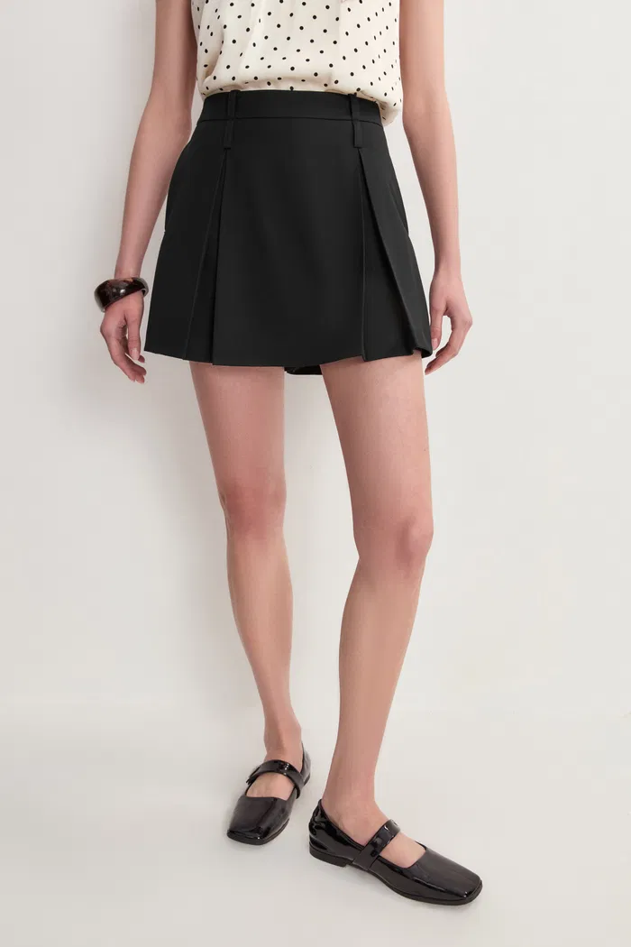 Emily Wren Pleated Mid Rise Skort in Fine Twill