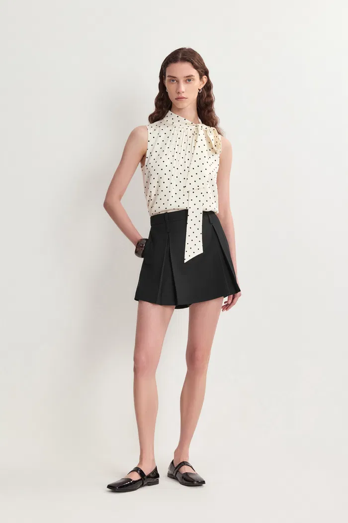 Emily Wren Pleated Mid Rise Skort in Fine Twill
