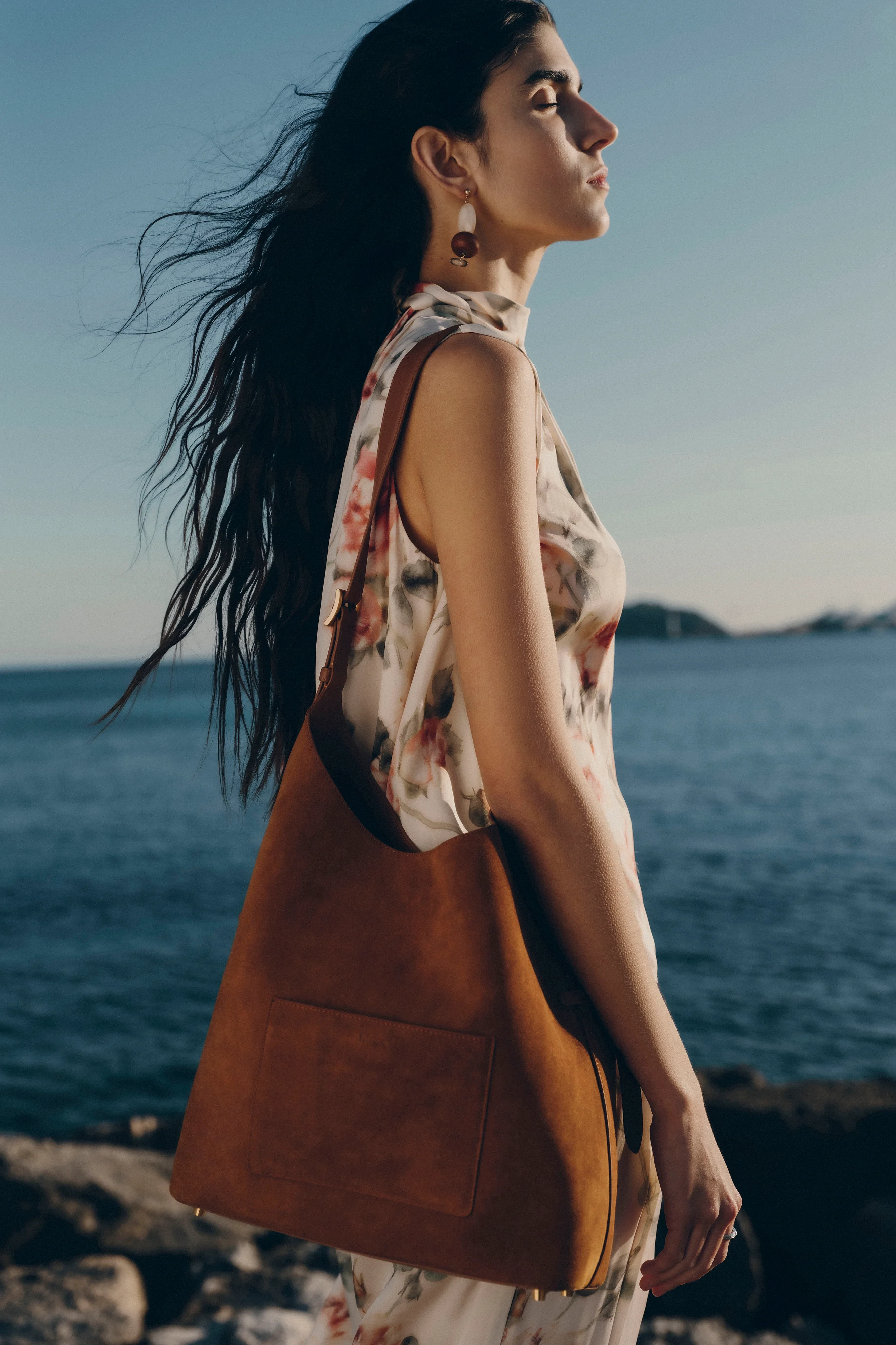 11177-duomo-medium-hobo-bag-in-top-grain-suede-1.webp