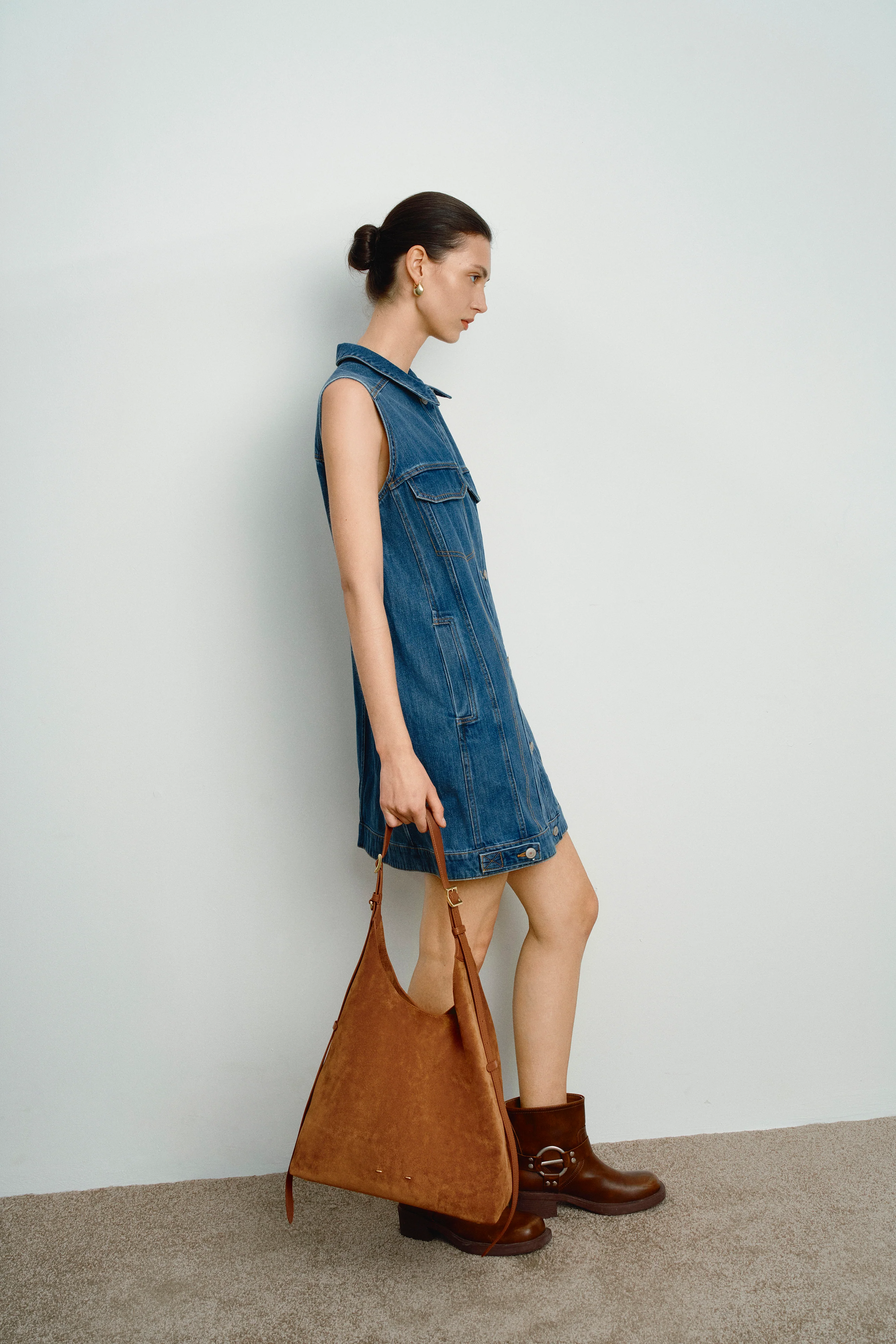 11177-duomo-medium-hobo-bag-in-top-grain-suede-1.webp