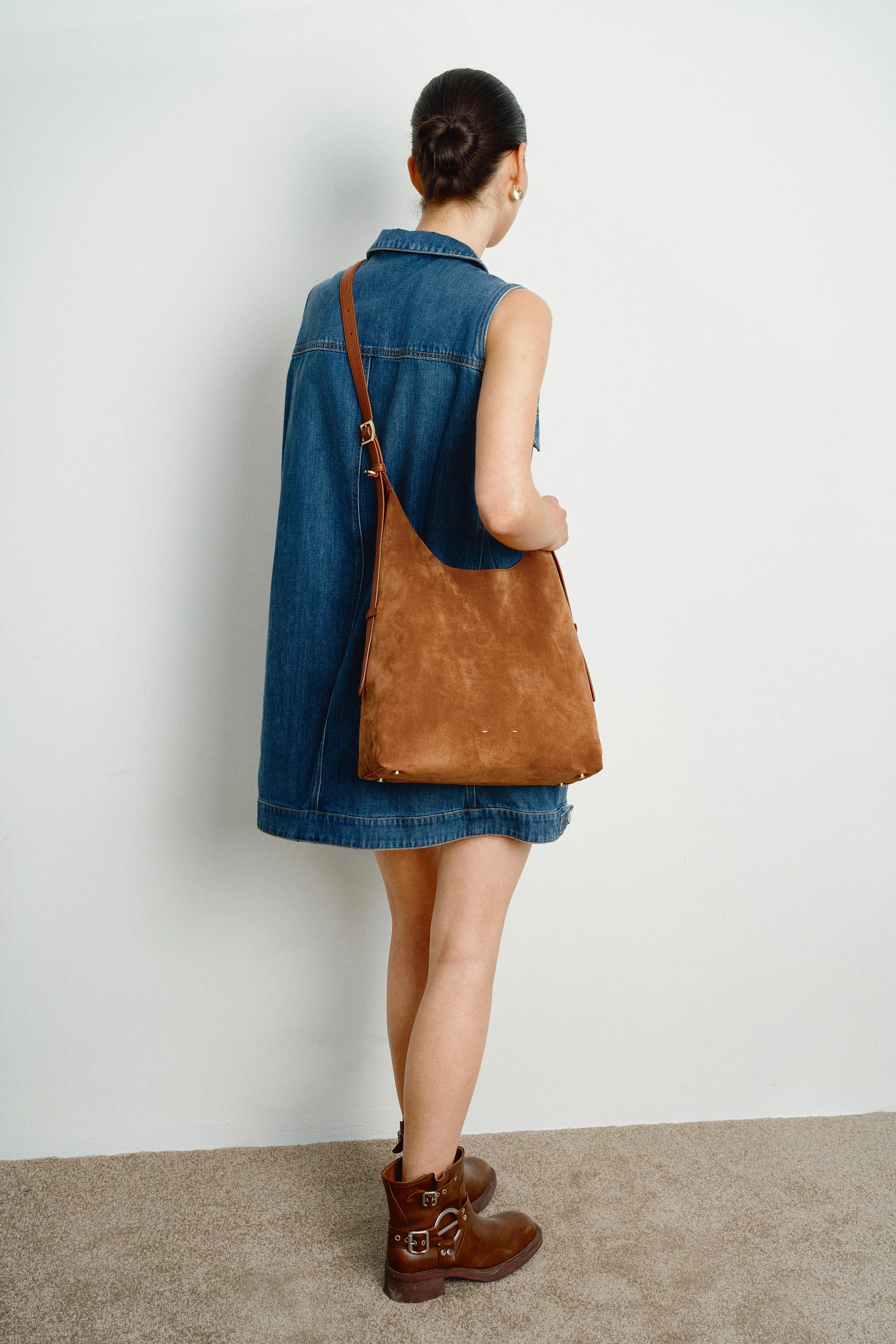 11177-duomo-medium-hobo-bag-in-top-grain-suede-1.webp