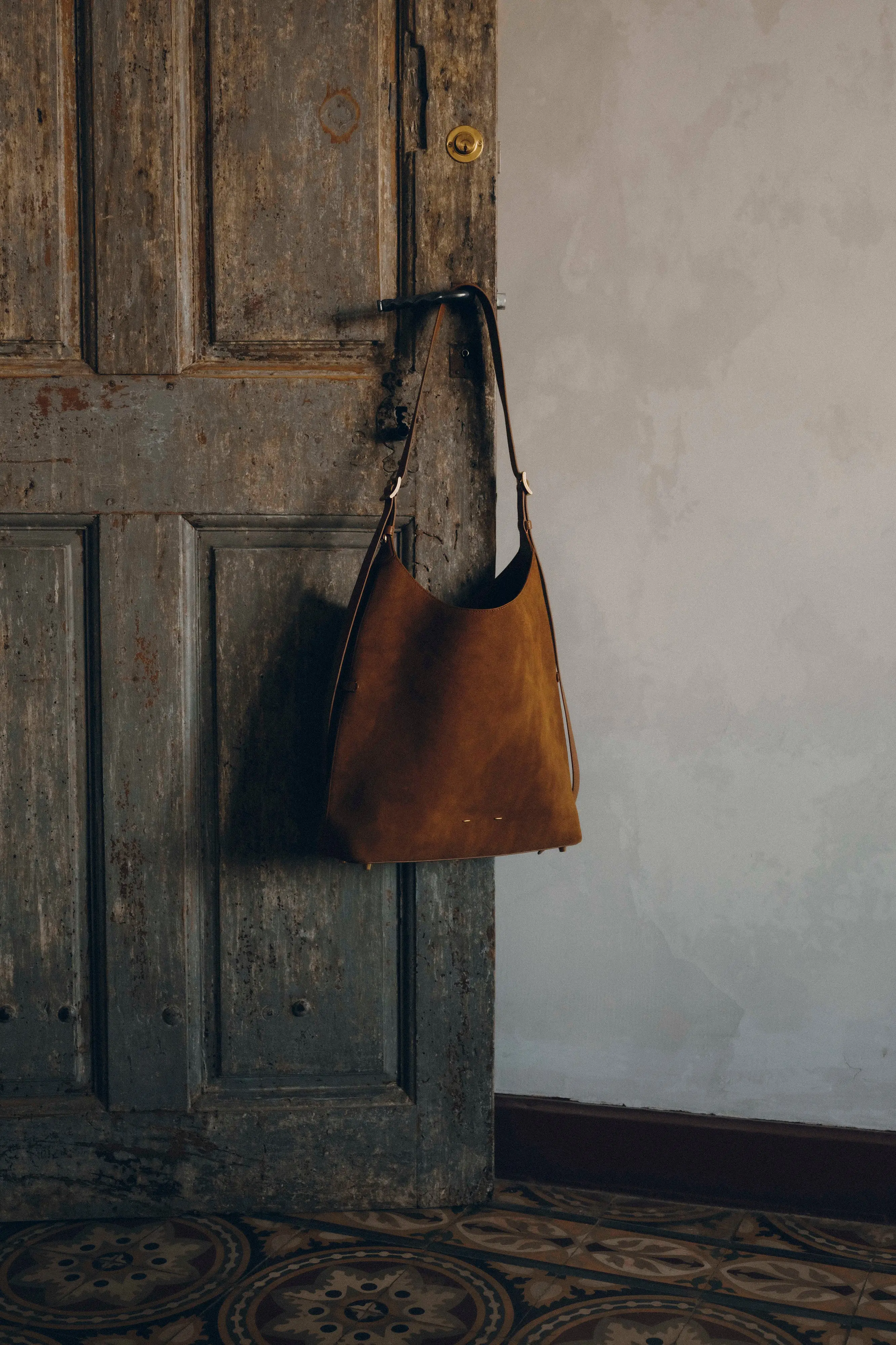 11177-duomo-medium-hobo-bag-in-top-grain-suede-1.webp