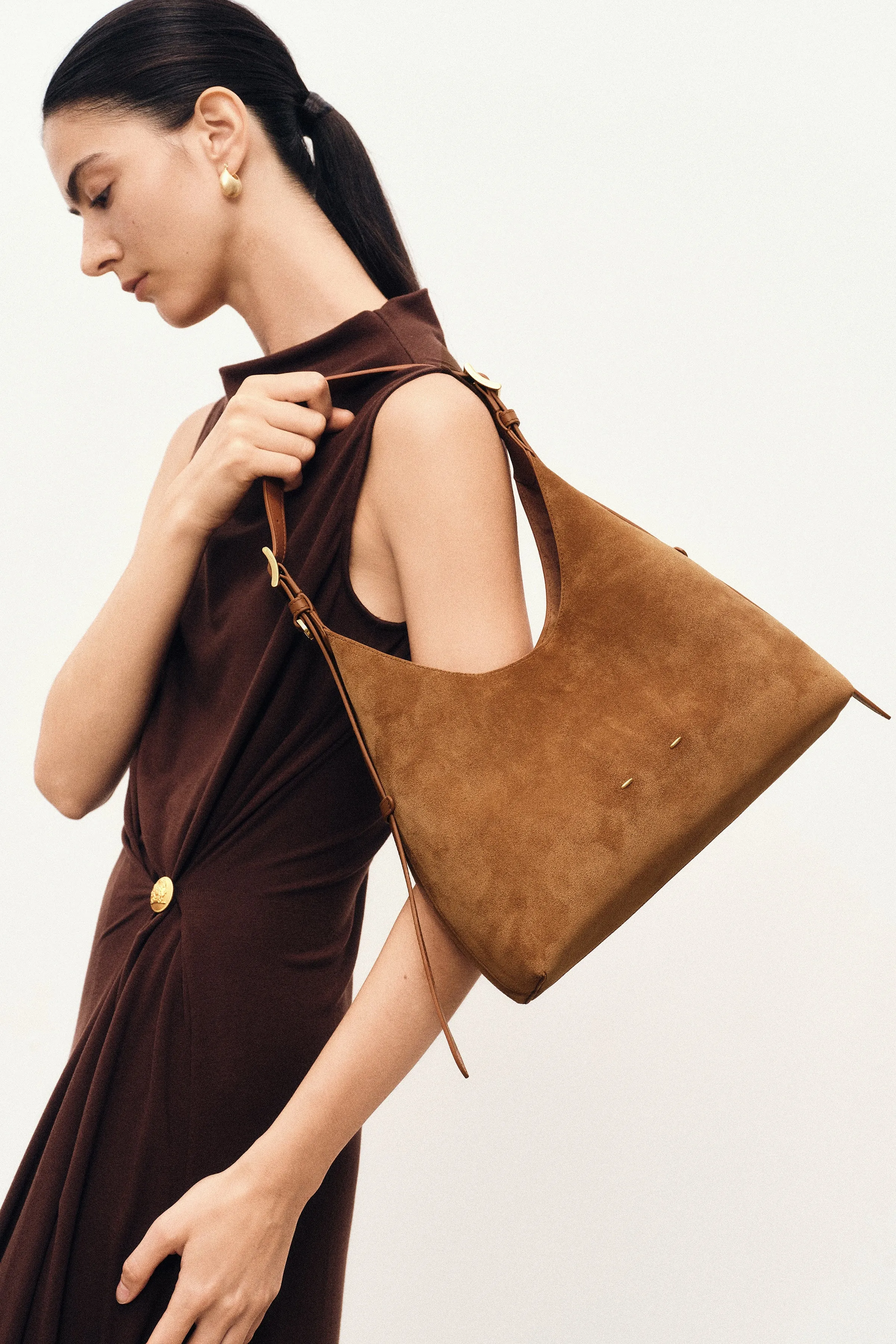 11243-duomo-small-hobo-bag-in-top-grain-suede-1.webp