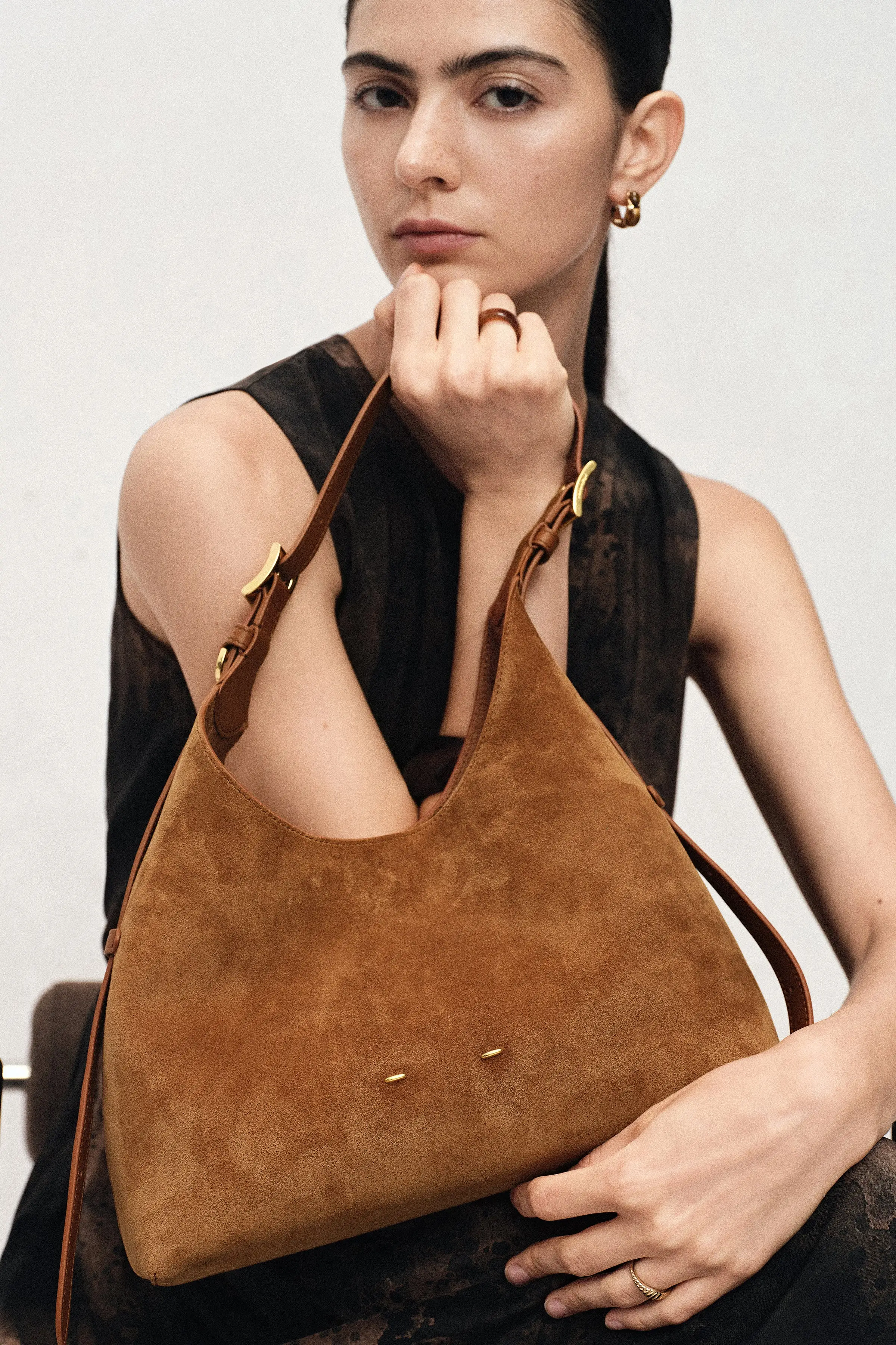 11243-duomo-small-hobo-bag-in-top-grain-suede-1.webp