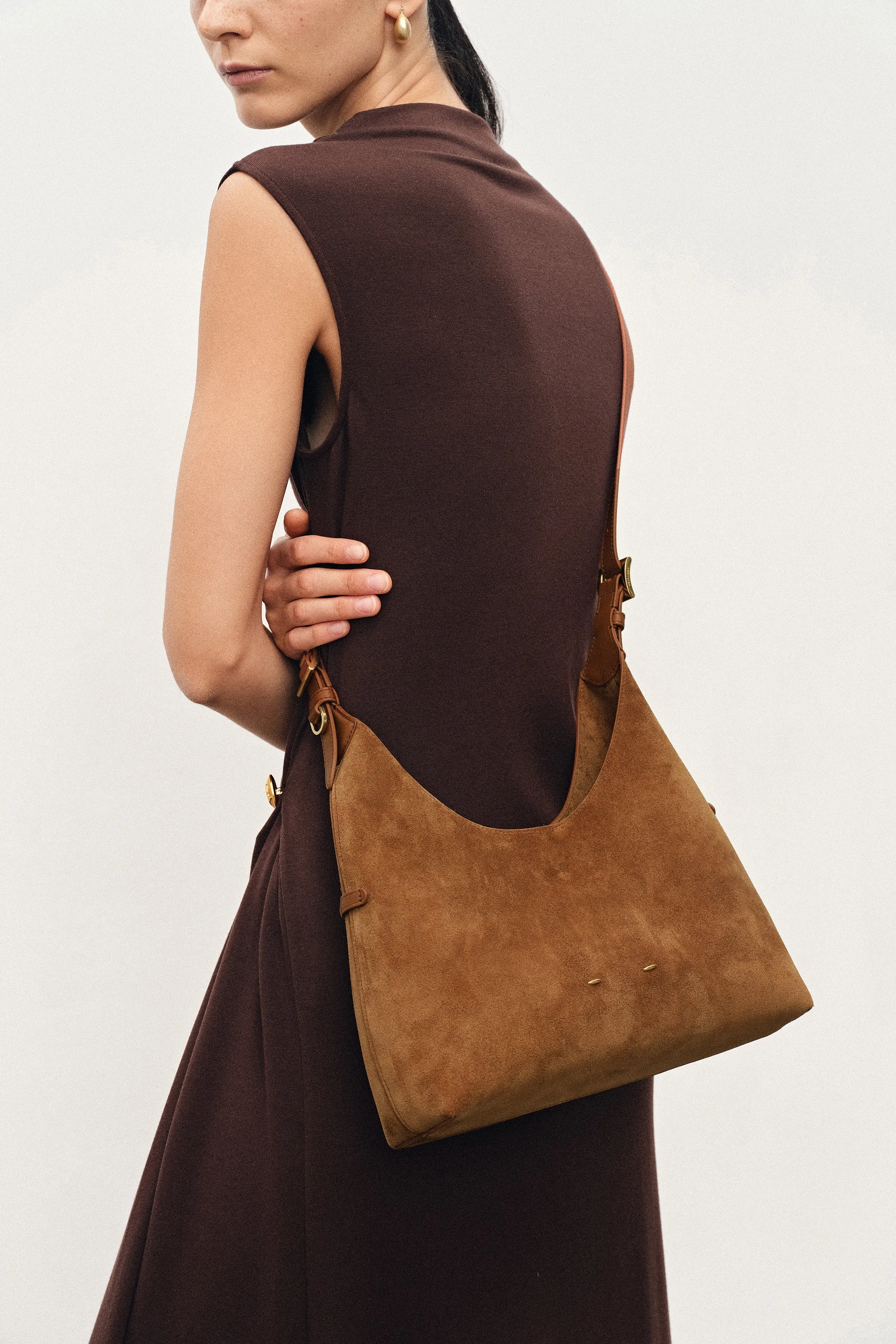 11243-duomo-small-hobo-bag-in-top-grain-suede-1.webp