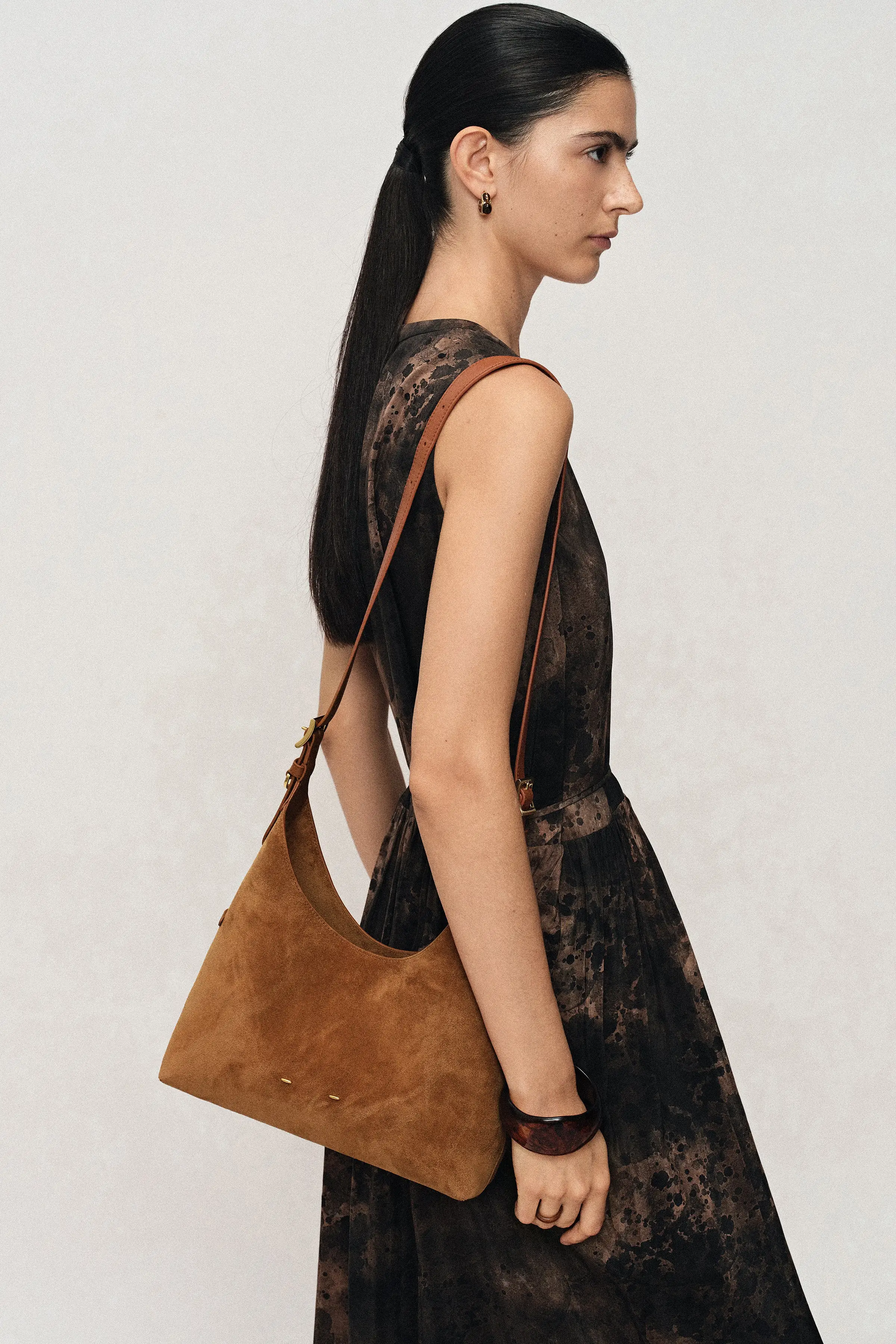 11243-duomo-small-hobo-bag-in-top-grain-suede-1.webp