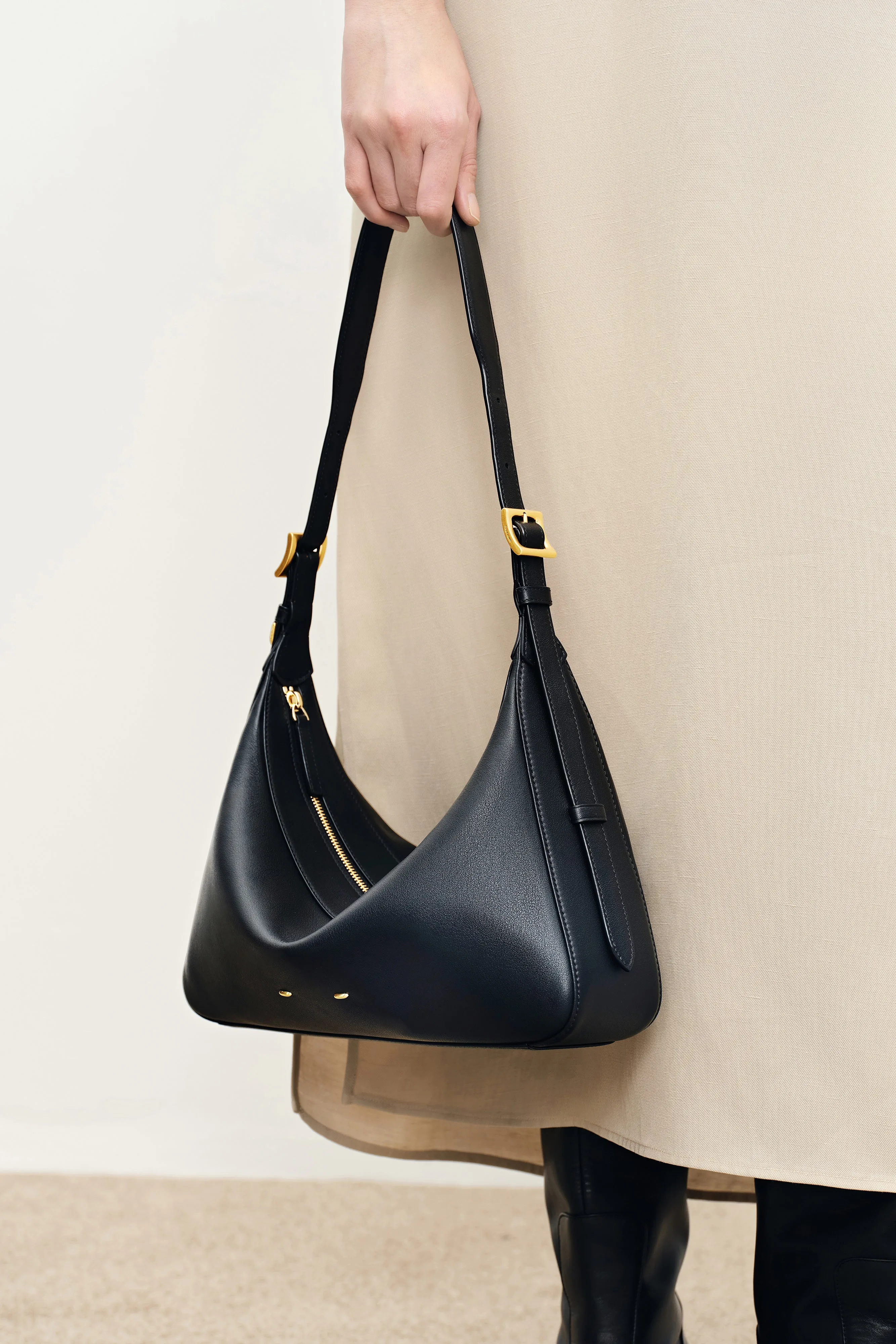 11305-navigli-shoulder-hobo-bag-in-nappa-calfskin-1.webp