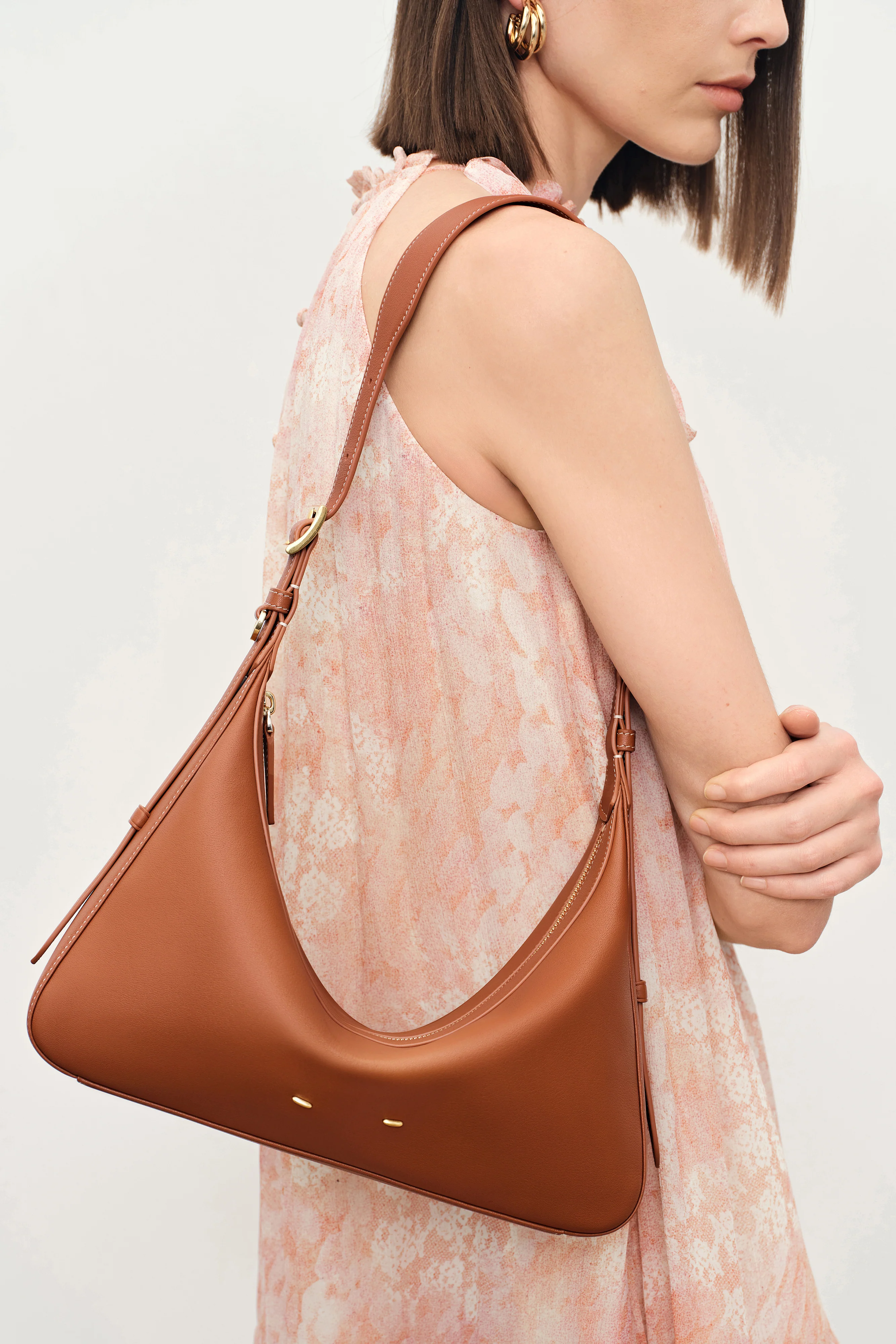 11391-navigli-shoulder-hobo-bag-in-nappa-calfskin-1.webp