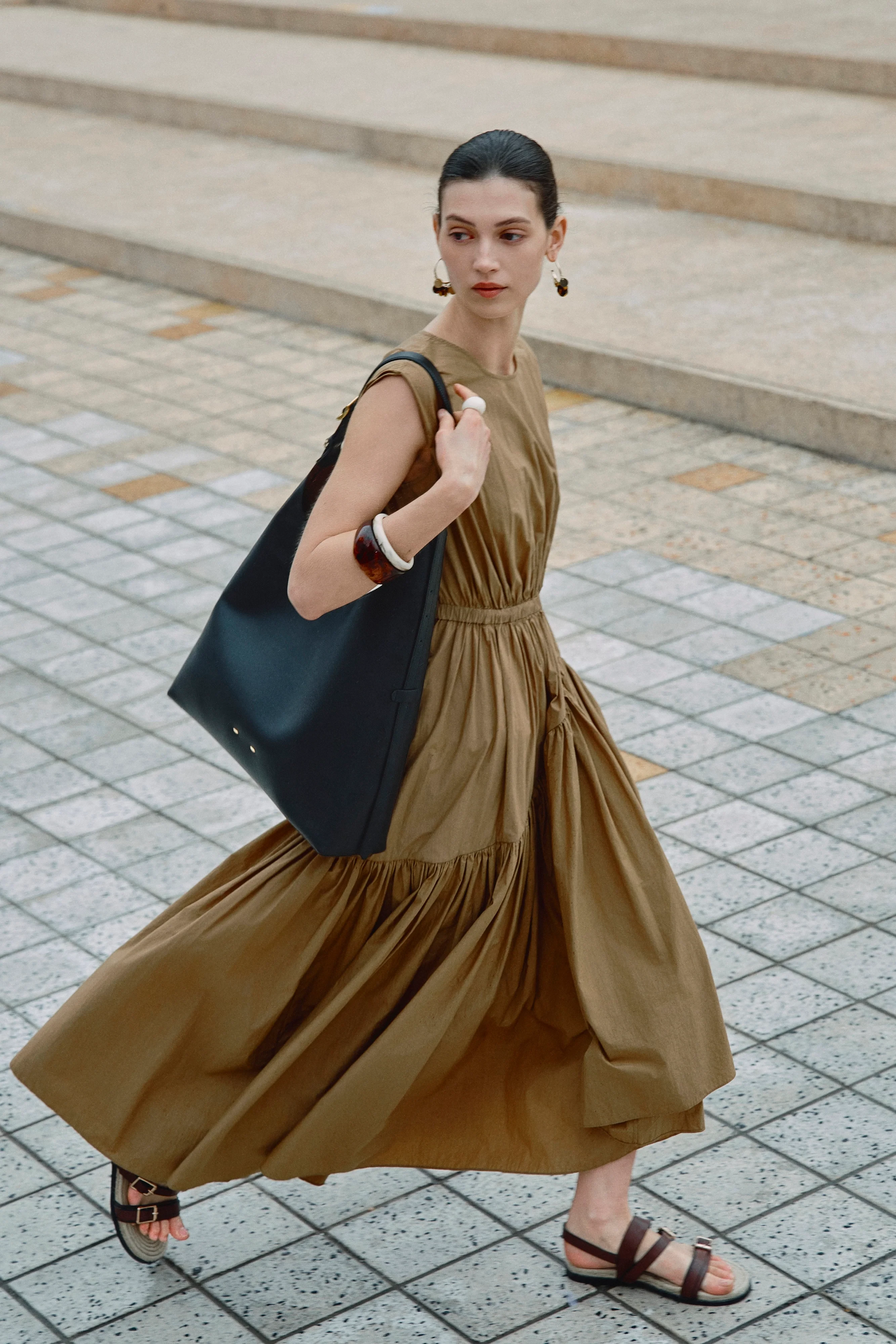 11525-duomo-hobo-bag-large-in-calfskin-leather-1.webp