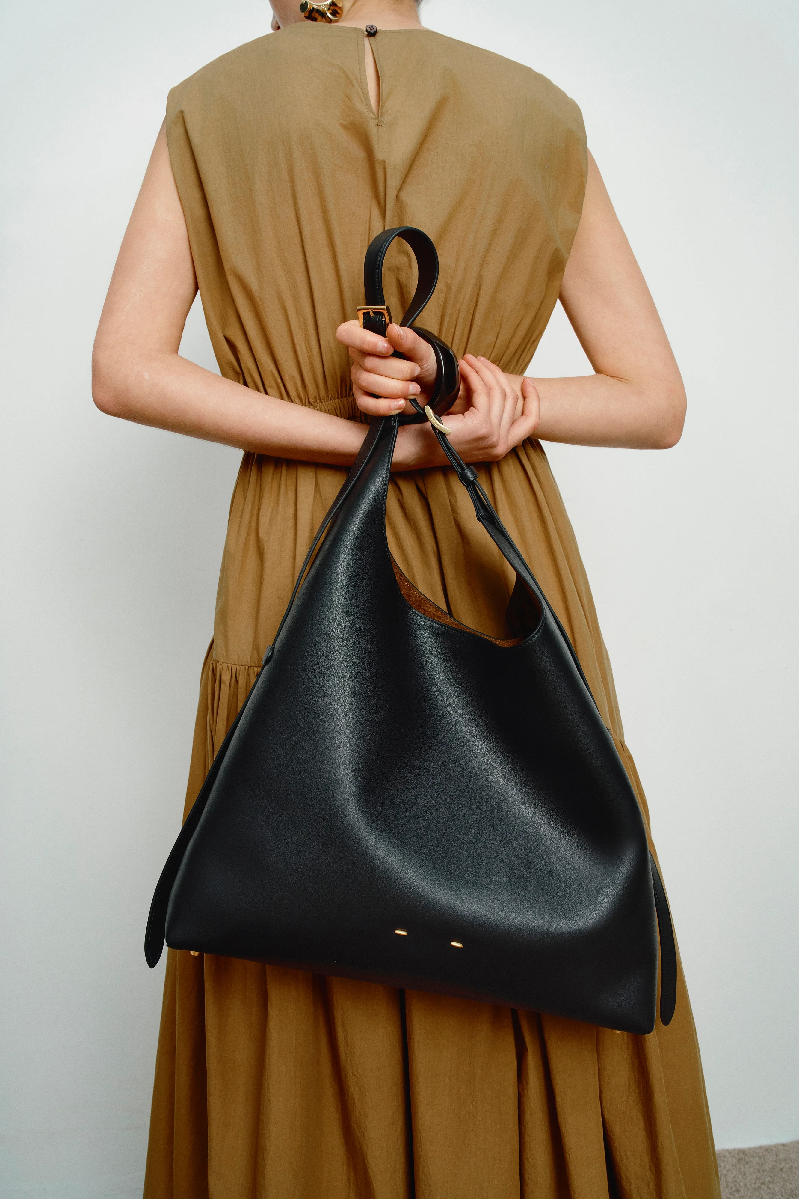 11525-duomo-hobo-bag-large-in-calfskin-leather-1.webp