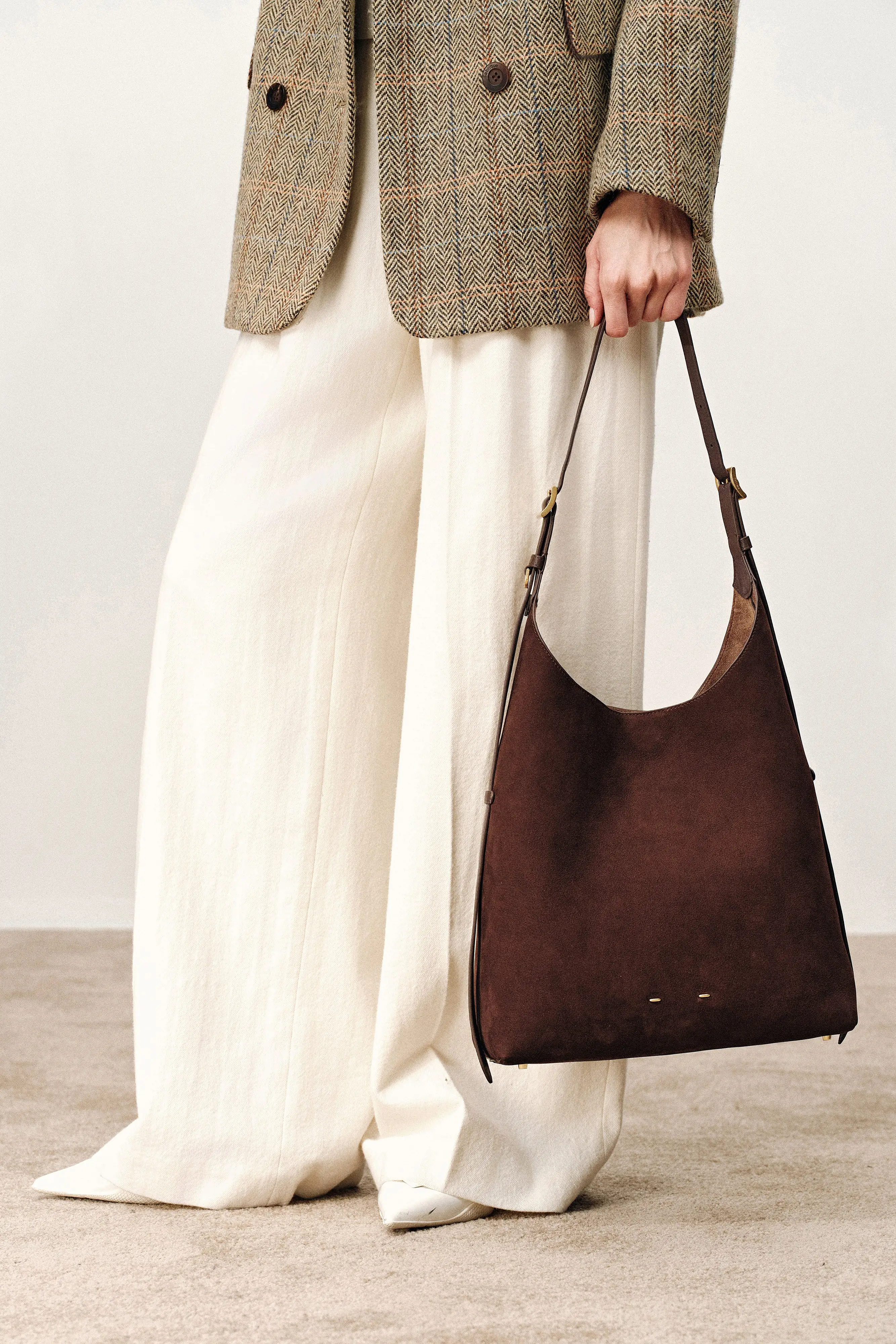 12109-duomo-medium-hobo-bag-in-top-grain-nubuck-leather-1.webp