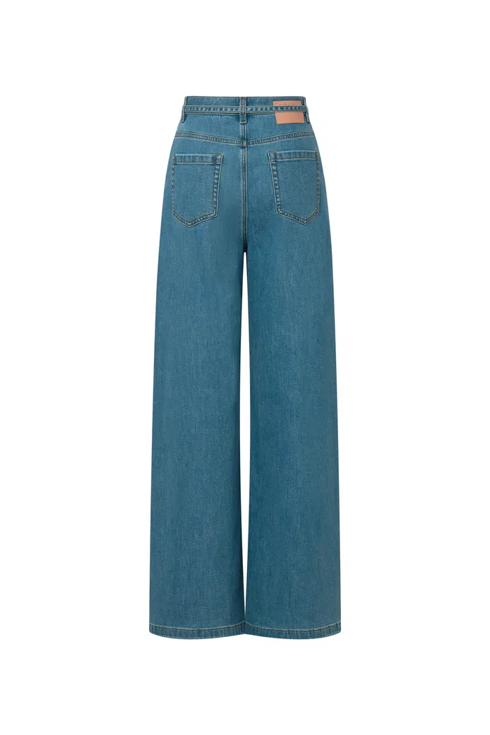2082-ella-belted-washed-jeans-in-lyocell-denim-1.webp