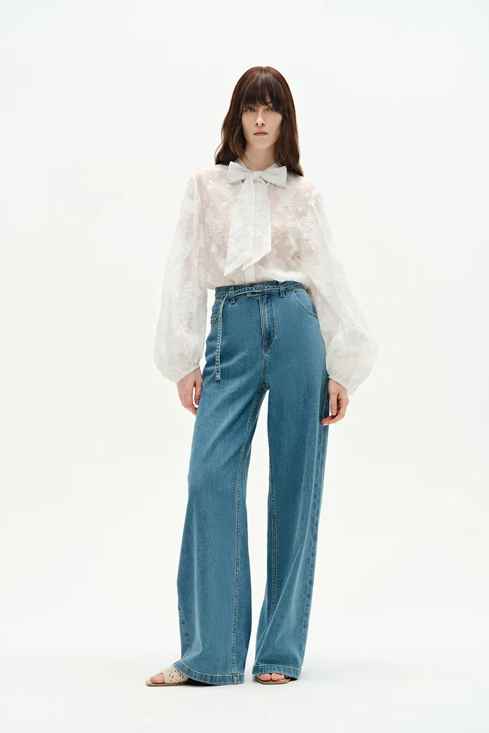 2082-ella-belted-washed-jeans-in-lyocell-denim-1.webp