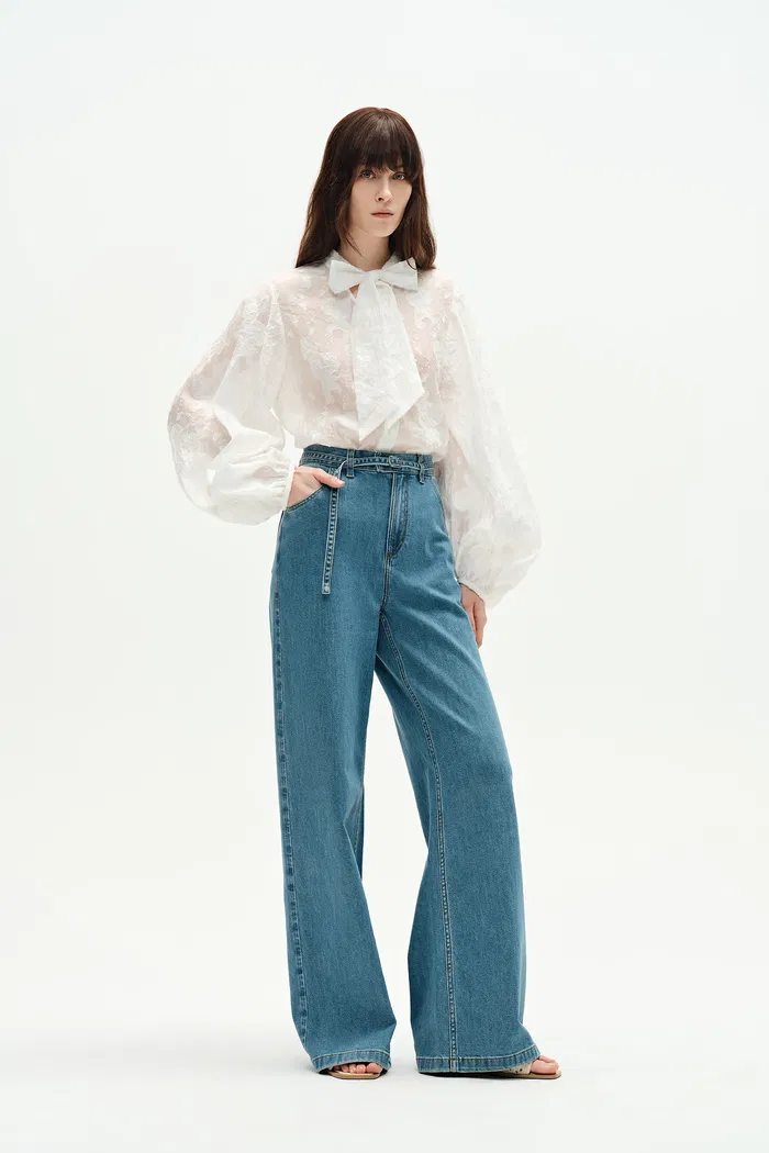 2082-ella-belted-washed-jeans-in-lyocell-denim-1.webp