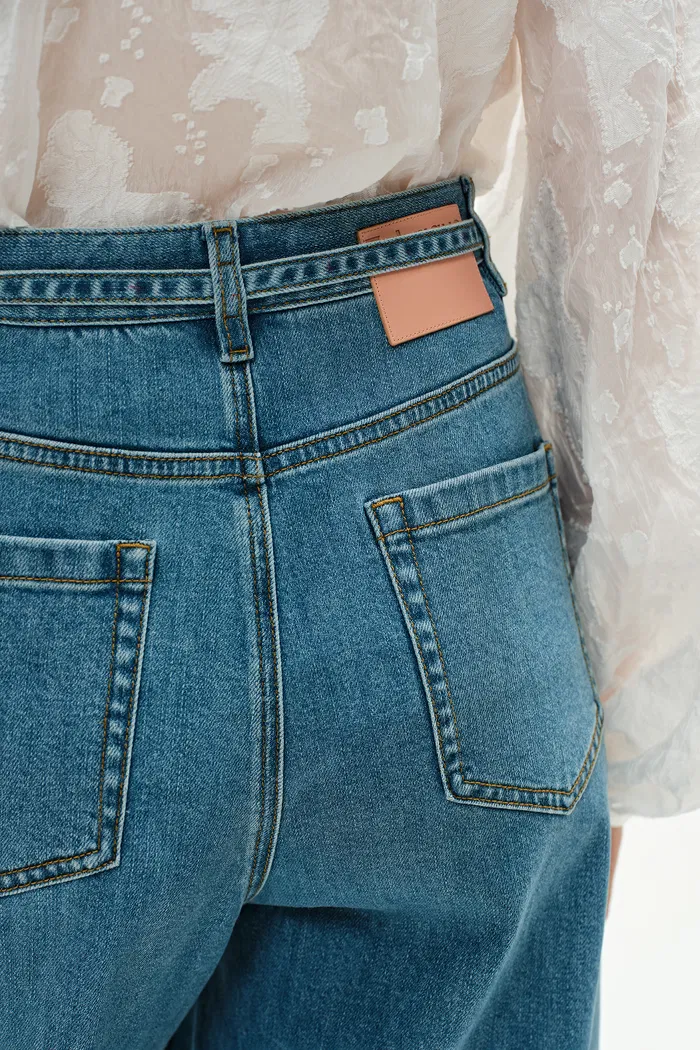 2082-ella-belted-washed-jeans-in-lyocell-denim-1.webp