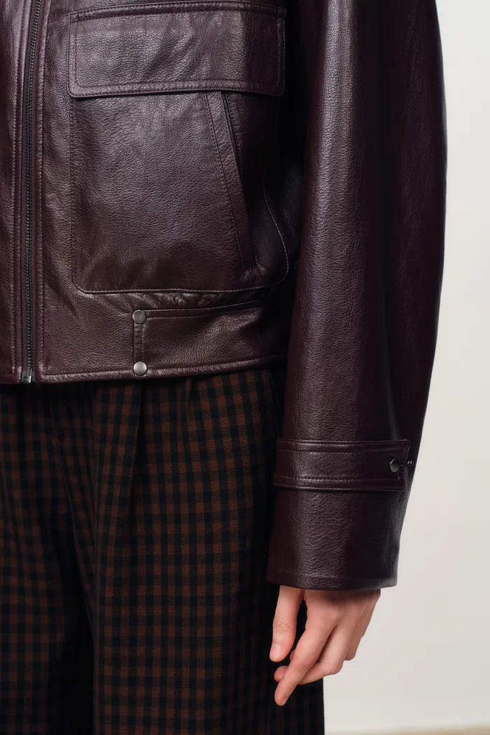 2512-gia-trench-style-collar-short-jacket-in-faux-leather-1.webp