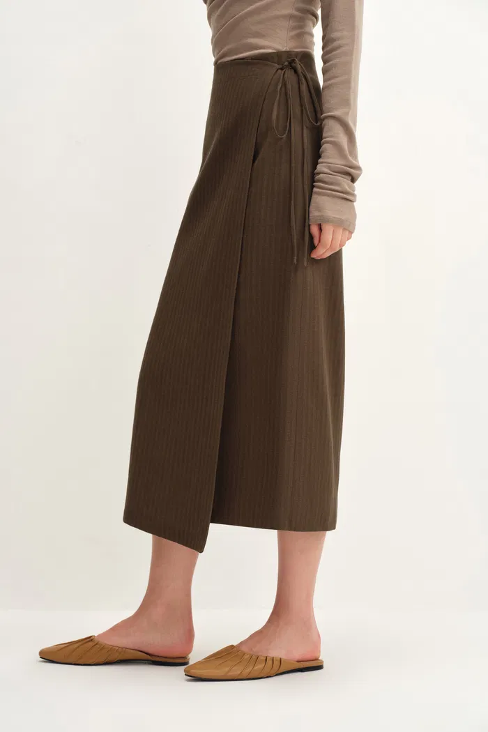 2558-jeanet-adjustable-tie-asymmetric-midi-skirt-in-cotton-herringbone-1.webp