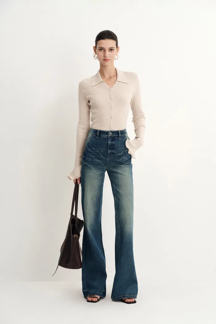 Ava Contoured Waistband Gradient Washed Flared Jeans in Stretchy Denim