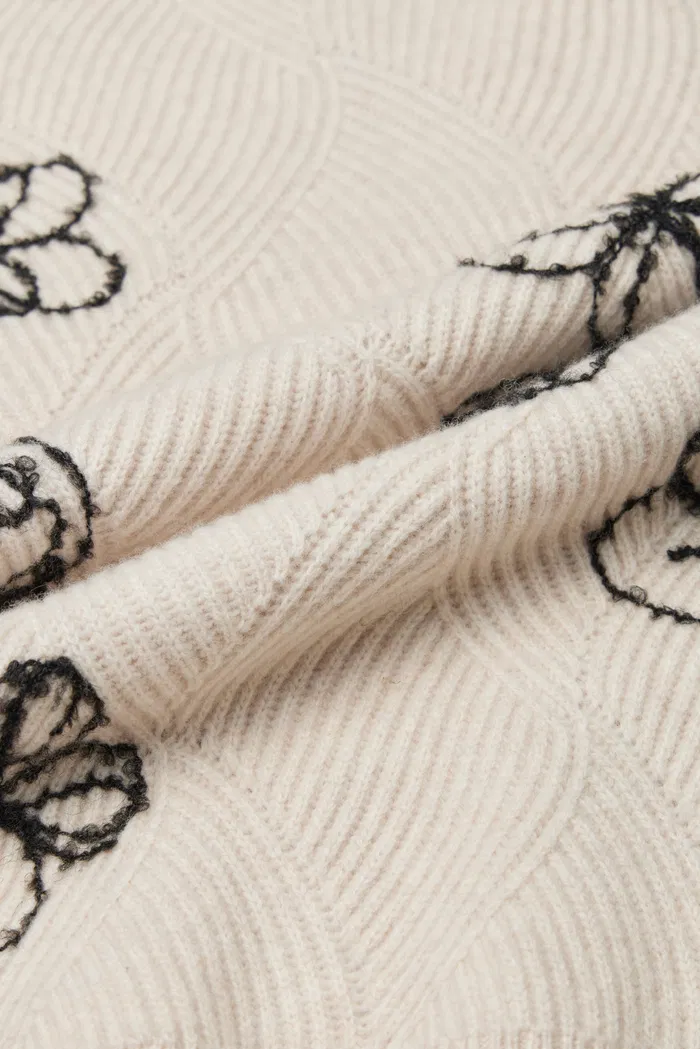 2866-poppy-embroidered-sweater-in-chunky-wool-knit-1.webp