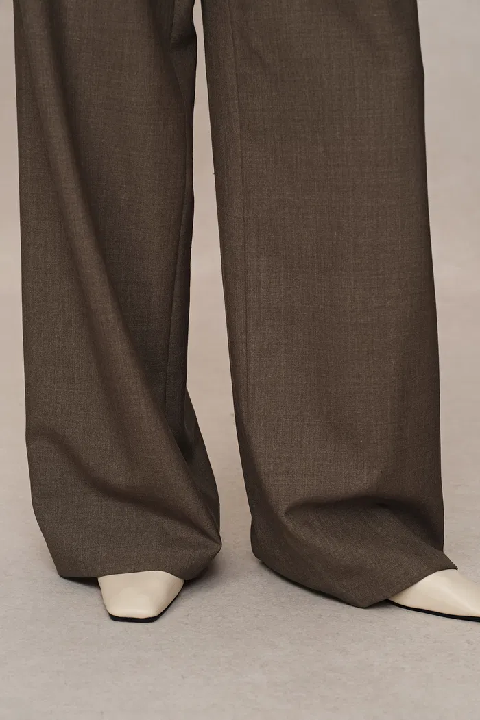 3292-tolerate-hand-sewn-trousers-in-lightweight-wool-blend-1.webp