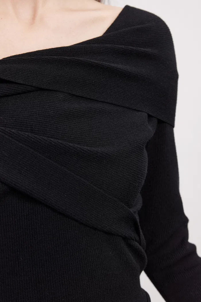3793-venus-asymmetrical-off-shoulder-sweater-in-wool-silk-blend-1.webp