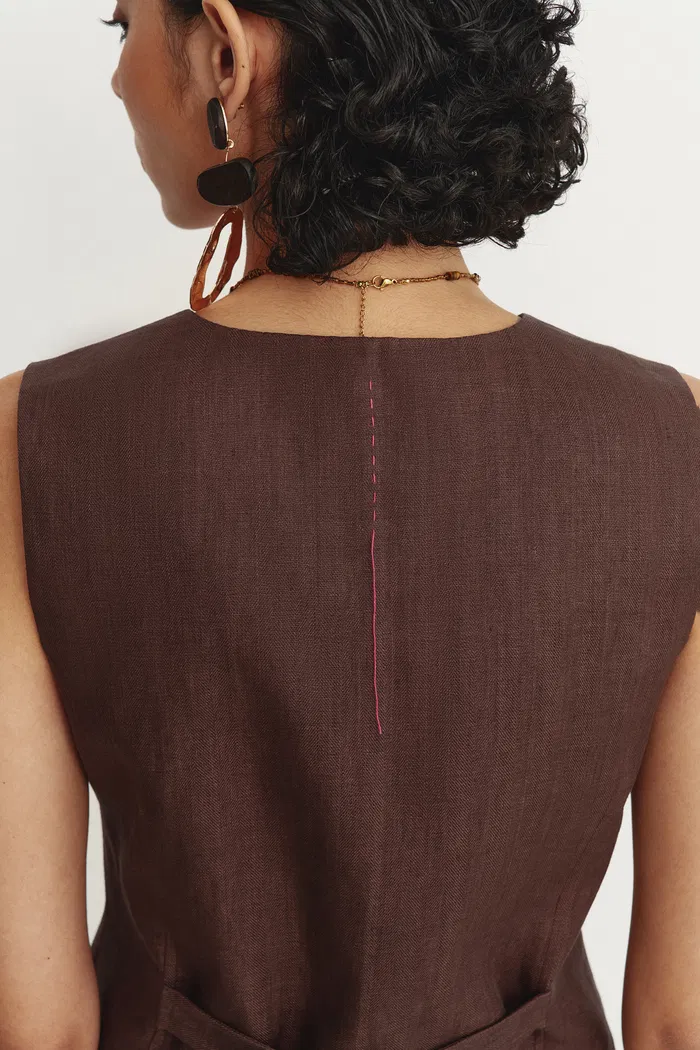 3992-evelyn-adjustable-belt-vest-top-in-linen-herringbone-1.webp
