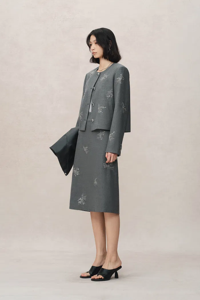4292-beading-wrinkle-resistant-embroidered-boxy-tailored-jacket-in-fine-worsted-wool-1.webp