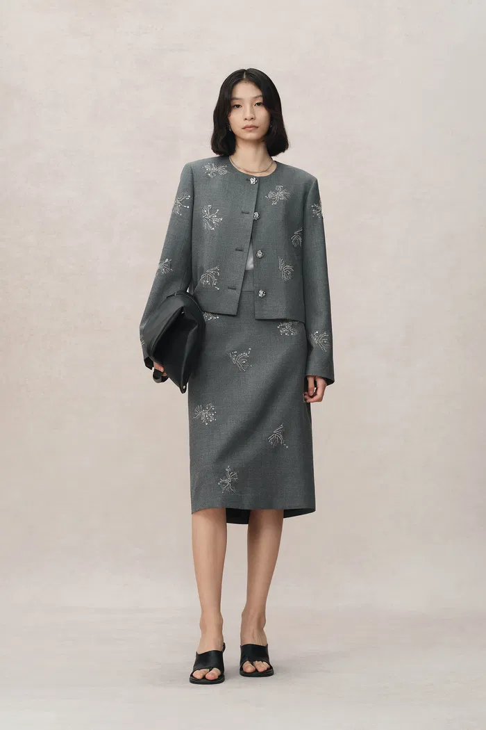 4292-beading-wrinkle-resistant-embroidered-boxy-tailored-jacket-in-fine-worsted-wool-1.webp