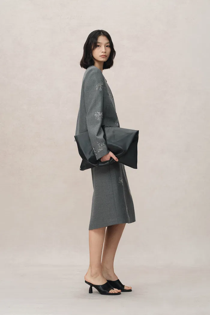 4292-beading-wrinkle-resistant-embroidered-boxy-tailored-jacket-in-fine-worsted-wool-1.webp