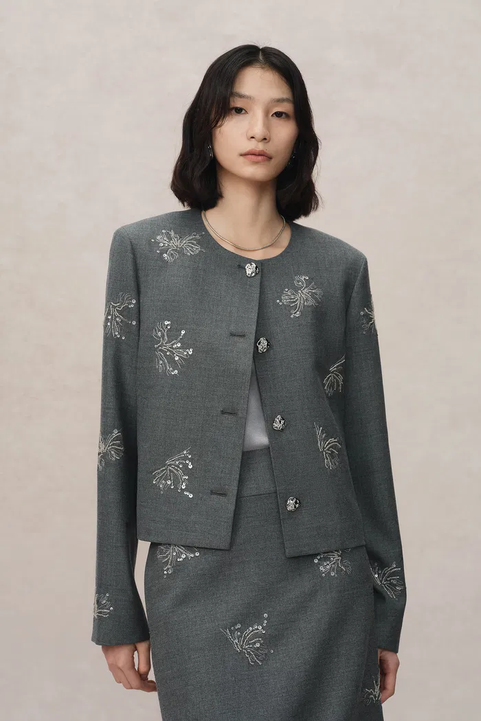 4292-beading-wrinkle-resistant-embroidered-boxy-tailored-jacket-in-fine-worsted-wool-1.webp
