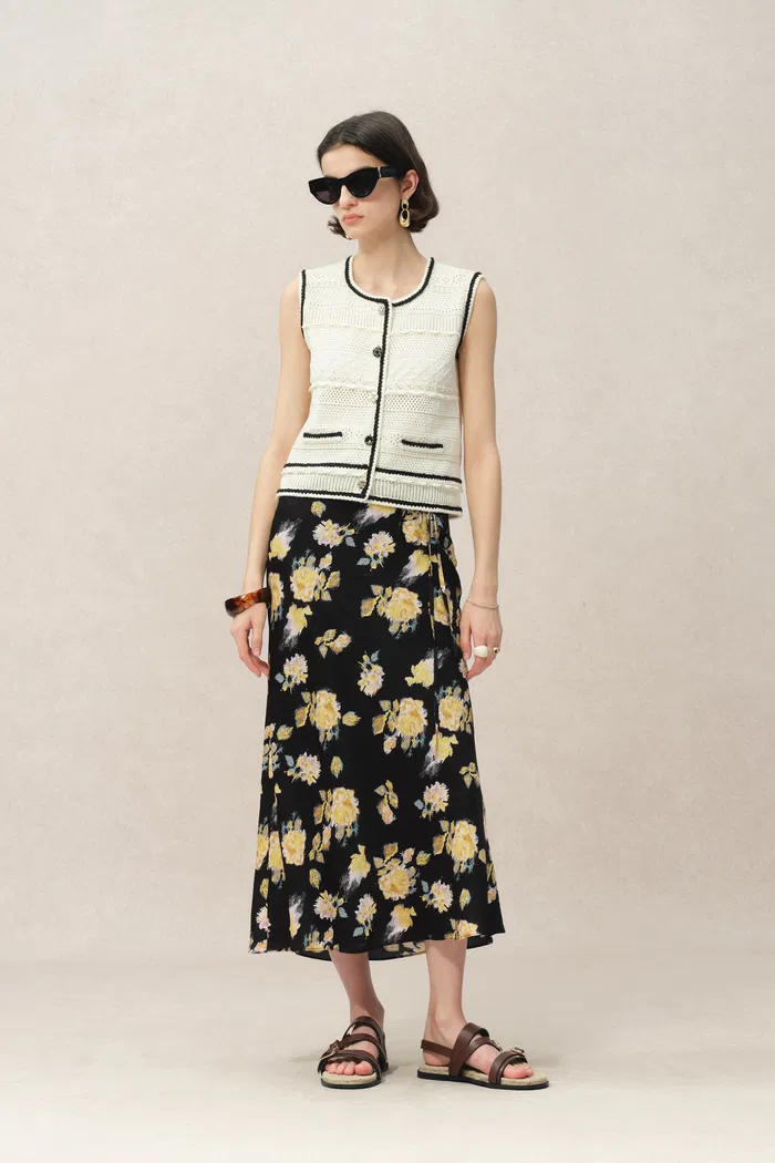 4410-athena-roses-print-skirt-in-22mm-mulberry-silk-1.webp