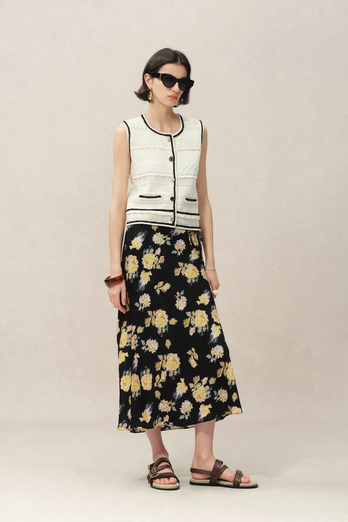 4410-athena-roses-print-skirt-in-22mm-mulberry-silk-1.webp