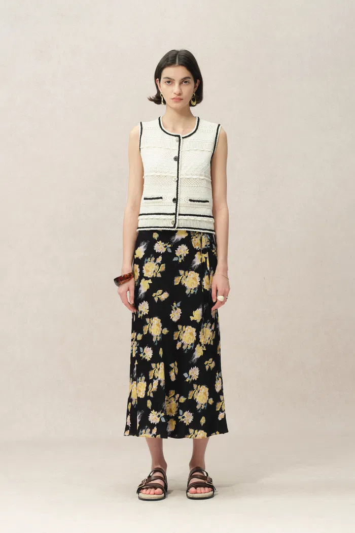 4410-athena-roses-print-skirt-in-22mm-mulberry-silk-1.webp