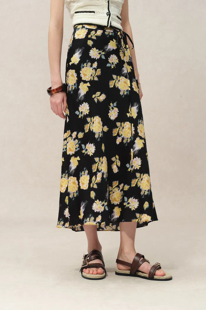 4410-athena-roses-print-skirt-in-22mm-mulberry-silk-1.webp