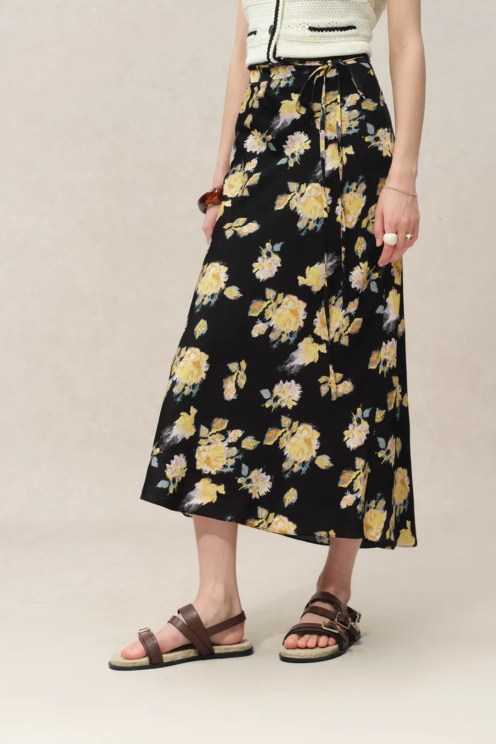 4410-athena-roses-print-skirt-in-22mm-mulberry-silk-1.webp