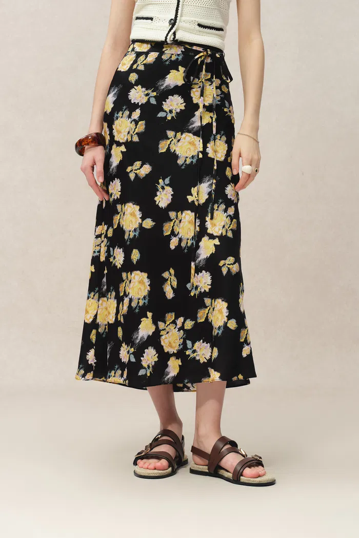 4410-athena-roses-print-skirt-in-22mm-mulberry-silk-1.webp