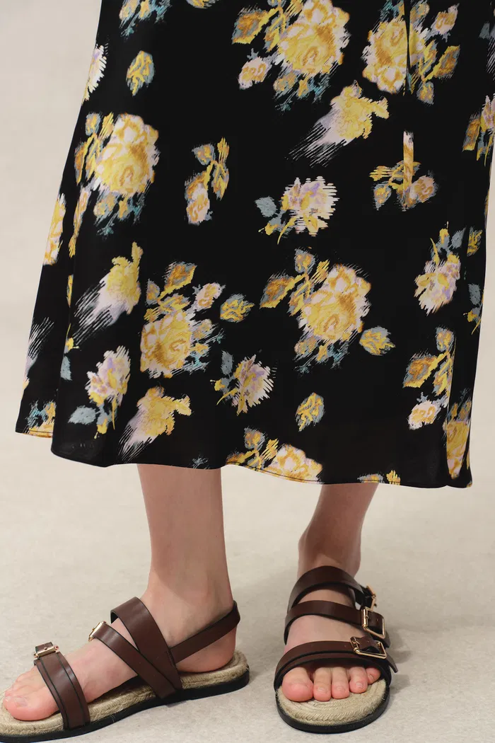 4410-athena-roses-print-skirt-in-22mm-mulberry-silk-1.webp
