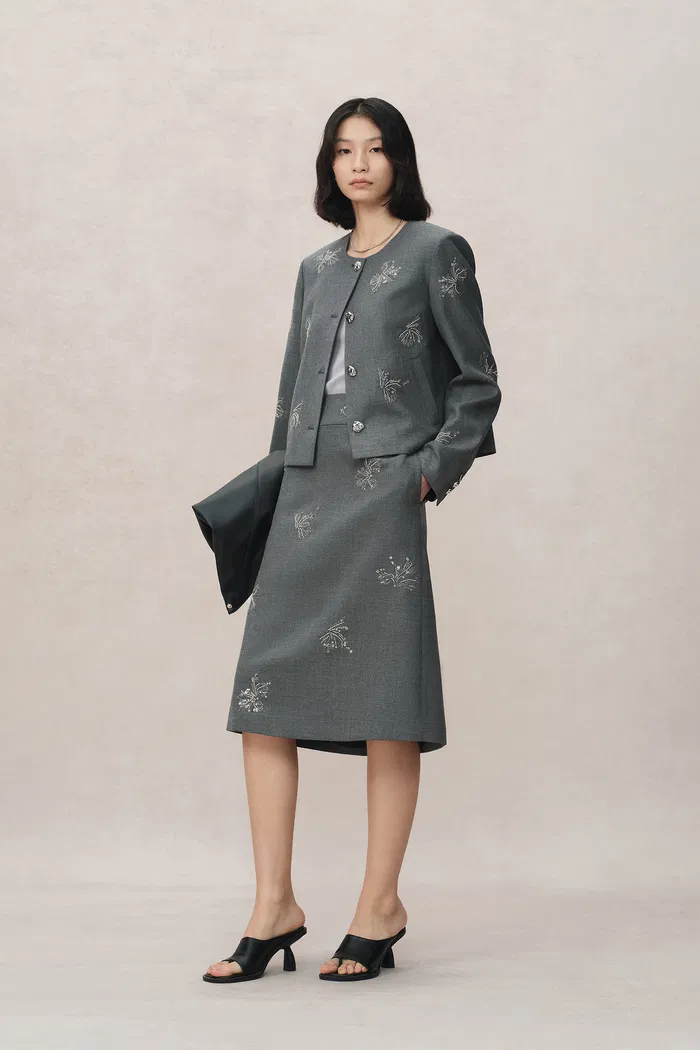 4710-beading-wrinkle-resistant-embroidered-skirt-in-fine-worsted-wool-1.webp