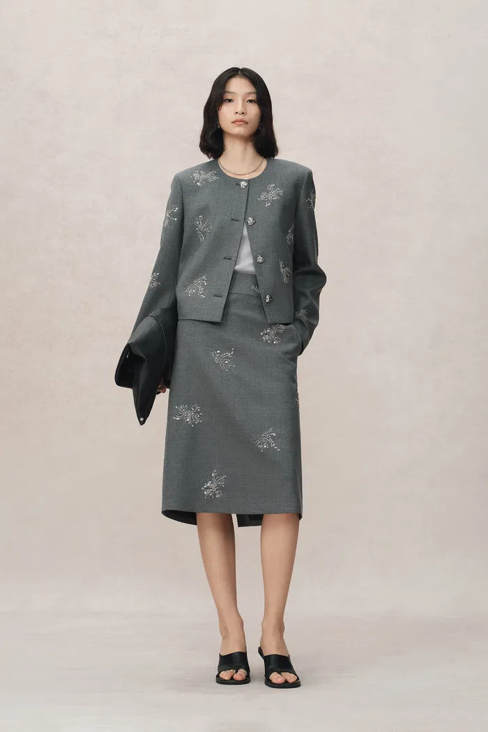 4710-beading-wrinkle-resistant-embroidered-skirt-in-fine-worsted-wool-1.webp