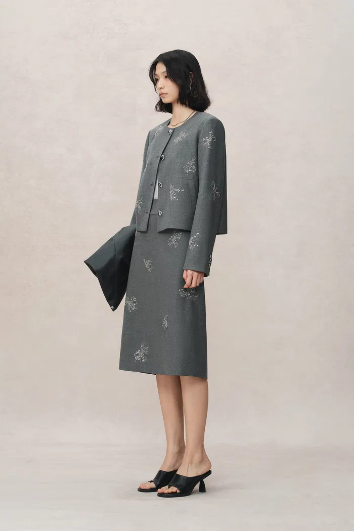 4710-beading-wrinkle-resistant-embroidered-skirt-in-fine-worsted-wool-1.webp