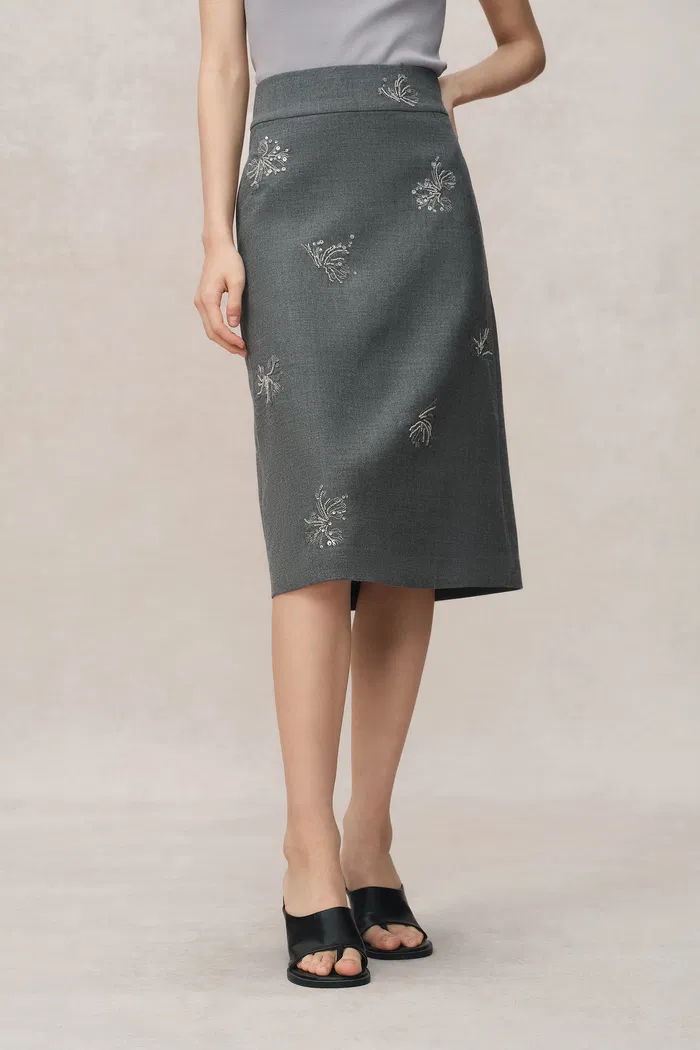 4710-beading-wrinkle-resistant-embroidered-skirt-in-fine-worsted-wool-1.webp