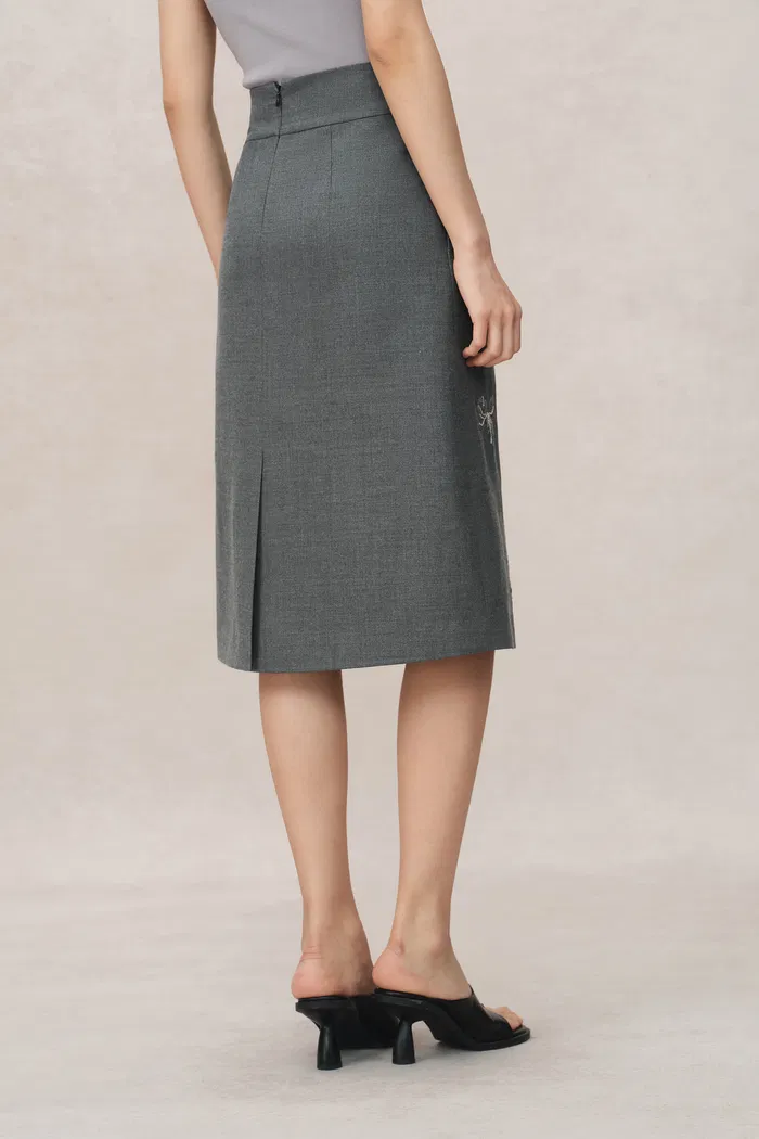 4710-beading-wrinkle-resistant-embroidered-skirt-in-fine-worsted-wool-1.webp